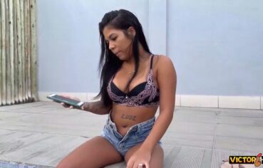 Japa safada sentando forte no negão na piscina até escorrer porra