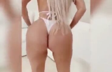 Loira cavala exibindo o corpo pelado e mamando gringo com tesão