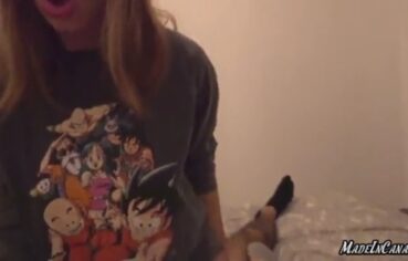 Loira gostosa cavalgando forte e punhetando até o pau explodir de tesão