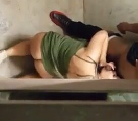 Loira safada engolindo o pau grosso de um negão na escadaria do prédio
