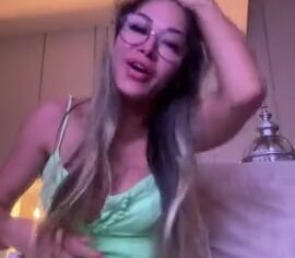 Maíra Cardi exibindo os peitos para o público