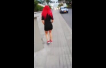 Mayra ninfeta gemendo alto com vibrador na rua controlado pelo namorado