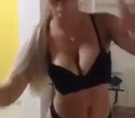 Michele gaúcha exibindo o corpo pelado enquanto cliente grava pro amigo