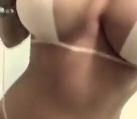 Morena bronzeada se exibindo peladinha e provocando no vídeo pro ficante