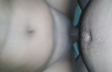 Morena cavalgando menstruada e gemendo alto até gozar gostoso