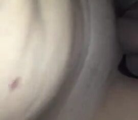 Morena peituda dando um boquete guloso e cavalgando até gozar alto