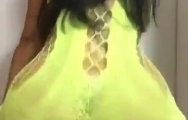 Morena rabuda rebolando forte no funk com vestido curto