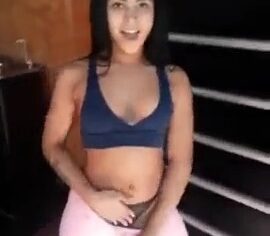 Moreninha safada exibindo os peitos e rabo na academia vazia