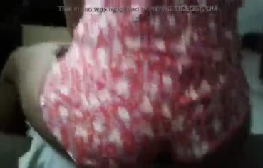 Mulata gostosa empinando o rabo e quicando com força enquanto é filmada