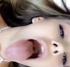 Ninfeta gostosa exibindo a xereca rosada de calcinha fio dental