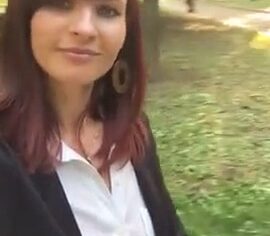 Ruiva fogosa exibindo a buceta com calça rasgada em vídeo ao ar livre