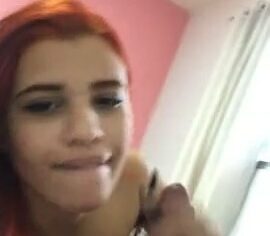 Ruiva safada chupando gostoso durante live e pedindo leite