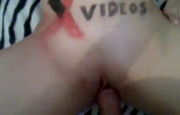 Amanda tesuda tampando a cara enquanto chupa o namorado até pedir pra gozar