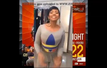Ana Carolina rebolando forte com a bunda gostosa no quarto