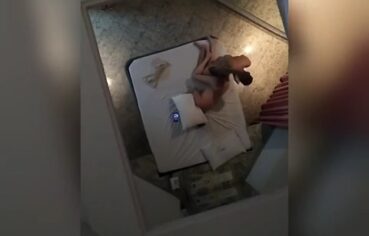 Aurora safada sentando gostoso no pau do parceiro até gozar alto