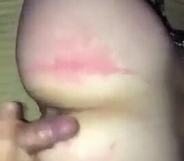 Branquinha safada levando tapa na bunda e gemendo forte de quatro