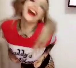 Brasileira gostosa fantasiada de Arquelina exibindo os peitos em vídeo amador