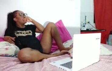 Bruna negra de biquíni dando um boquete molhado na praia