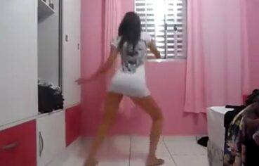 Carioca fogosa dançando funk e deixando todo mundo de pau duro