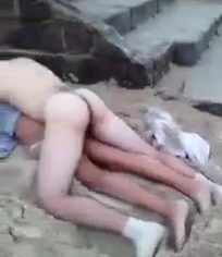 Casada fogosa dando uma transada na praia de floripa durante o carnaval