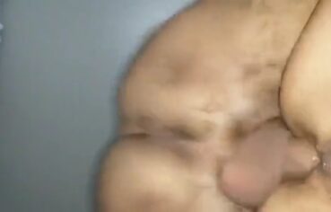 Casada safada arregaçada de quatro com câmera sob o rabo