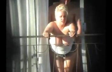 Casada safada dando prazer na varanda com o marido em flagrante