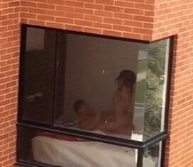 Casada safada transando forte na cama com cortina aberta e gemendo alto
