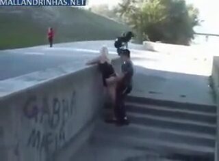 Casal amador dando foda quente em praça pública de São Paulo
