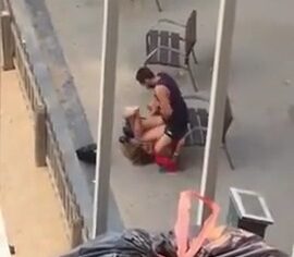 Casal mete gostoso na praça de dia e goza até flagrar alguém