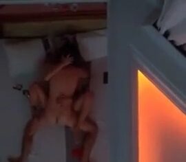 Casal safado filmando putaria no espelho do motel enquanto fode gostoso