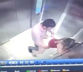 Casal safado transando no elevador com câmera gravando tudo