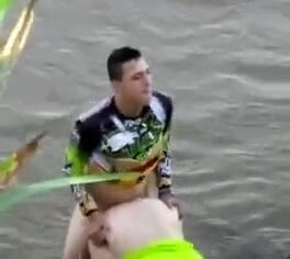 Ciclista tarado mete gostosa de quatro na beira do rio e é flagrado