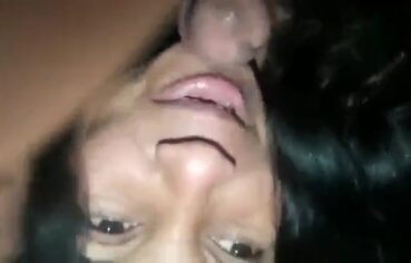 Coroa safada engolindo a rola do amigo sarado até o talo