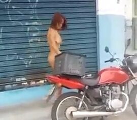 Cracuda peladona pelas ruas de Goiânia com fogo na buceta