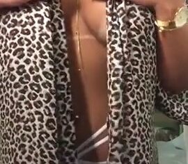 Dani Loira exibindo as tetas enormes e a bunda na calcinha provocante