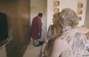 Dihh Lopes e Dread Hot em ménage ardente no sofá até gozar