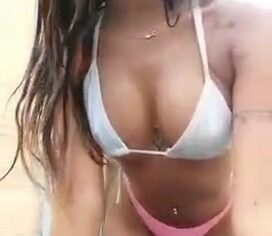 Dupla de amigas exibidas rebolando sem parar na piscina