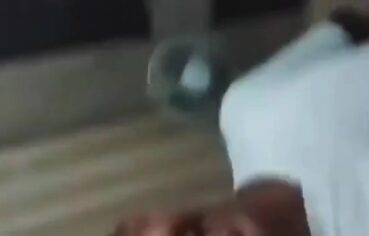 Éguinha fogosa levando rola grossa com força e gemendo alto enquanto é filmada