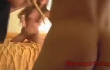 Esposa safada de Nova Iguaçu levando rola dupla do marido e amigo