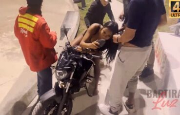 Esposa safada sentando em vários na moto do corno na praça