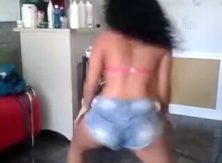 Favelada safada dançando funk de shortinho curto pra provocar os homens