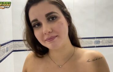 Heloisa ninfetinha sentando gostoso na banheira e sugando leite quente