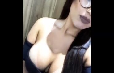 Isahbella Pinheiro exibindo os peitos siliconados em vídeo sensual