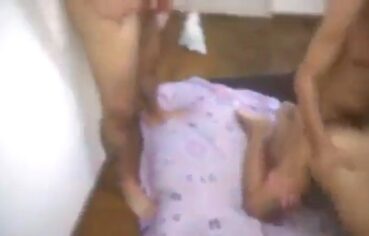 Jessikinha safada da Paraíba se entregando a três amigos no quarto