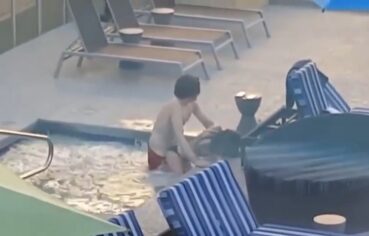 Jovens fogosos transando na hidromassagem ao ar livre e tomando bronca