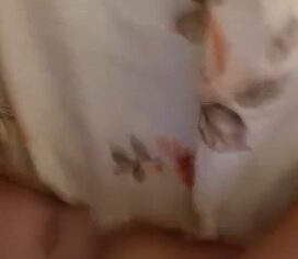 Loira bunduda empinando de bruços enquanto é comida com força