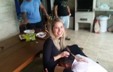 Loira casada dando prazer ao corno enquanto é chupada