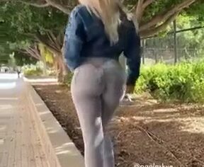 Loira rabuda exibindo o corpo perfeito em vídeos picantes