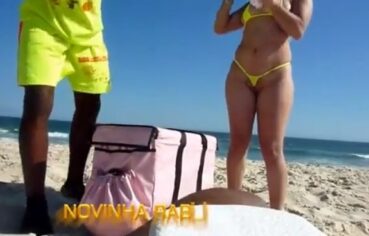 Loira safada exibindo o corpo no bar paulista enquanto o marido filma