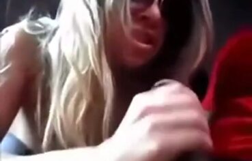 Loira safada mamando com tesão e pedindo mais leite na boca